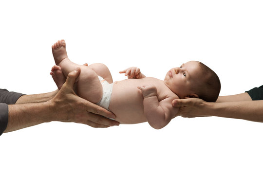 Bimbo tra le mani dei genitori