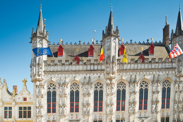 Fototapeta na wymiar Bunte Flaggen am Rathaus von Brügge