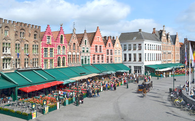 Obraz premium Kolorowe budynki Grand Place w Brugii (Belgia)