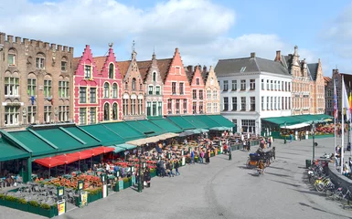 Foto op Aluminium Kleurrijke gebouwen van de Grote Markt in Brugge (België) © oslobis
