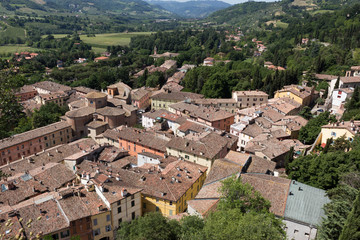 Fototapeta na wymiar Brisighella , italia , vista dall'alto , i tetti di brisighella