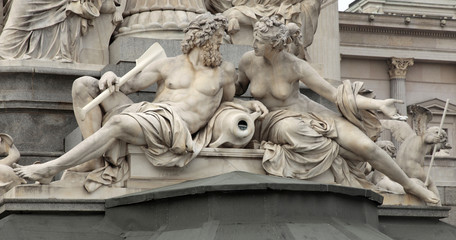 Szczegół fontanny Pallas-Athene przed austriackim parlamentem - 83608879