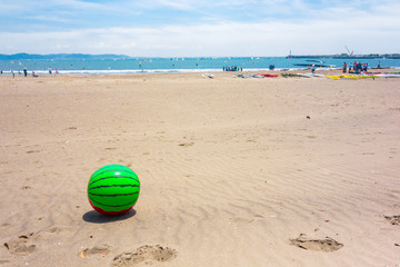 砂浜にスイカのビーチボール