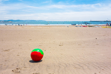 Obraz premium 砂浜にスイカのビーチボール