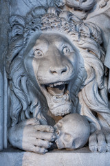 Löwenfigur auf Friedhof