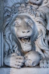 Fototapeta premium Löwenfigur auf Friedhof