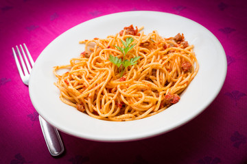 Spaghetti al ragù su tovaglia 