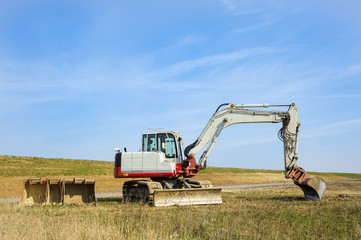 Kleiner Bagger mit Werkzeug
