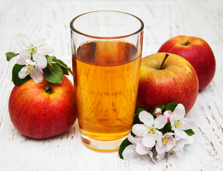glass of apple juice