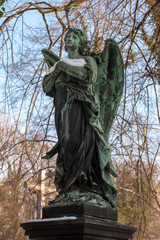 Friedhofsengel und Kreuze