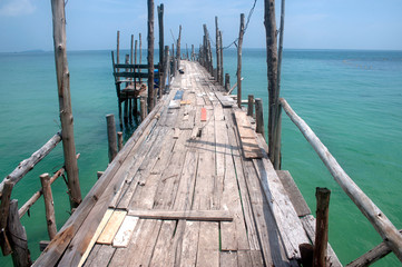 Panele Szklane  Tradycyjny drewniany most na plaży.