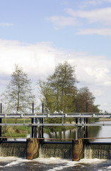 Flussschleuse / Eine geöffnete Flussschleuse 
