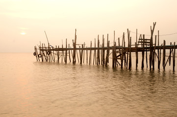 Obraz premium Traditional wooden bridge on the beach.