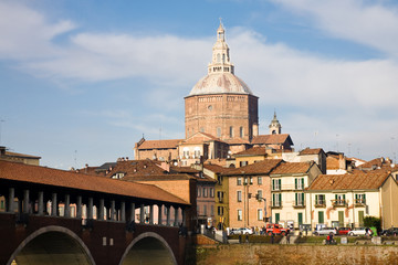 Fototapeta na wymiar Pavia Cathedral