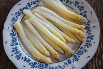asperges cuites sur une assiette