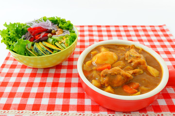 美味しそうなカレーとサラダ 