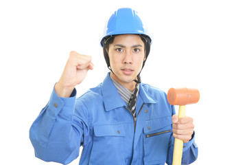 ガッツポーズの労働者