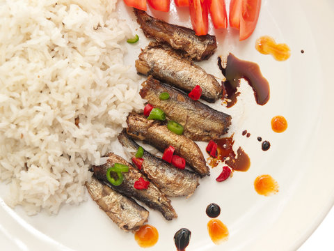fried sprats with rice & tomatoes