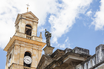 Fototapeta na wymiar Torre Basílica de Nuestra Señora del Rosario de Chiquinquirá