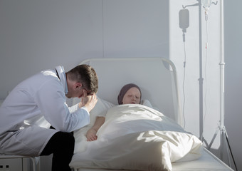 Obraz premium Doctor and cancer girl