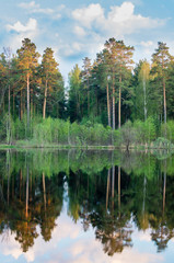 вечернее озеро с отражением леса в воде, Россия, Урал