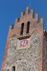 Kantiger Kirchturm