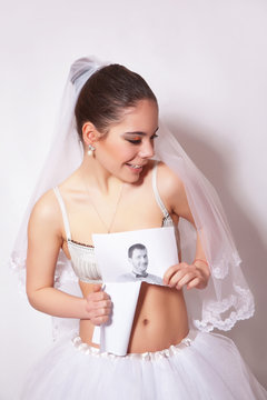 Bride broke a photo which shows the groom