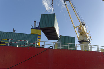 Chargement d'un container sur un cargo