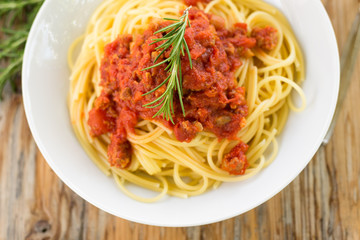 Spaghetti al ragù su tavolo in legno 
