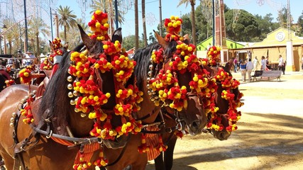 Carruaje Adornos rojo y amarillo. Feria del Caballo de Jerez - 83638824
