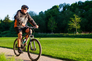 Fototapeta premium ausdauersport mit dem mountainbike