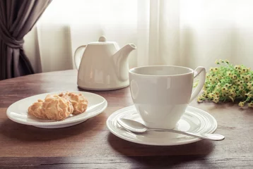 Crédence de cuisine en verre imprimé Theé Cup of tea with teapot and cookies on table, vintage style