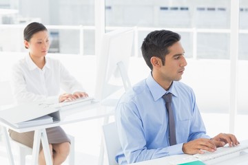 Obraz premium Concentrate work team using computer 