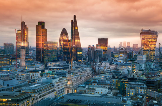 Fototapeta LONDON, UK - JANUARY 27, 2015: London's panorama in sun set. 