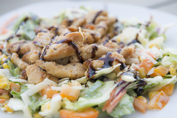 Salat mit Hühnchenbrust