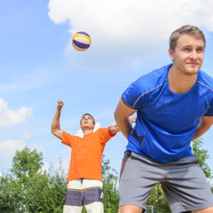 Spielszene beim Beachvolleyball