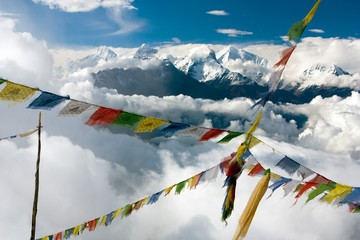 Blick von Langtang auf Ganesh Himal mit Gebetsfahnen
