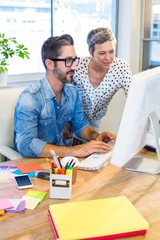 Obraz premium Casual businesswoman showing the screen to her partner