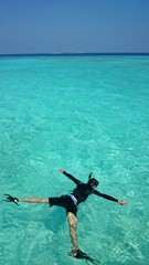 モルディブの海でシュノーケル