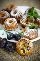  muffins stuffed with dried plums