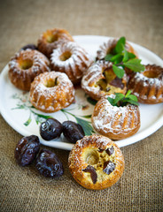  muffins stuffed with dried plums