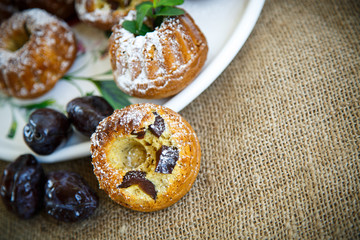  muffins stuffed with dried plums