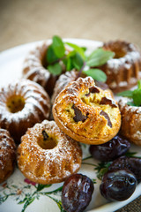 muffins stuffed with dried plums