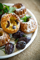  muffins stuffed with dried plums
