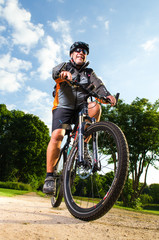 Fototapeta premium radfahren mit dem mountainbike