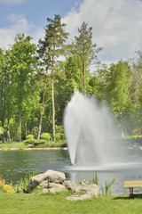 Фонтан на озере в парке
