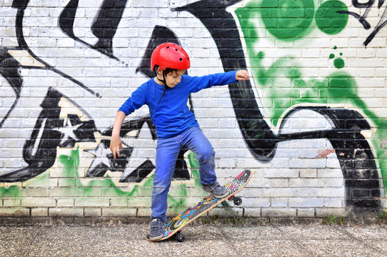Bambino con skateboard