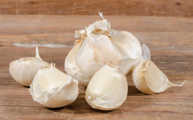 White garlic cloves