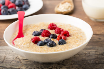 Porridge mit Beeren
