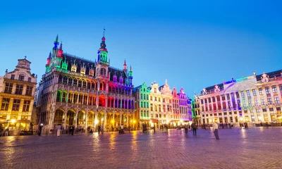 Zelfklevend Fotobehang Brussel Grote Markt in Brussel met kleurrijke verlichting
